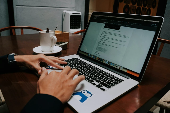 Pemilik UMKM bekerja dengan laptop Pemilik UMKM bekerja dengan laptop